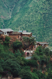 丽江玉龙县宝山乡石头城建在岩石上的村庄特