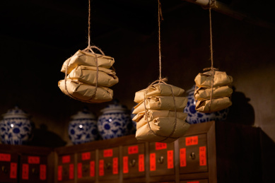 中国中药店铺里的药材特写