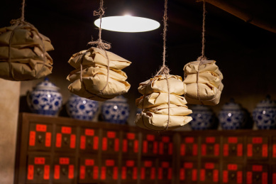 中国中药店铺里的药材特写