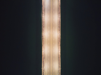 航拍夜间无汽车行驶 空置的桥梁路面