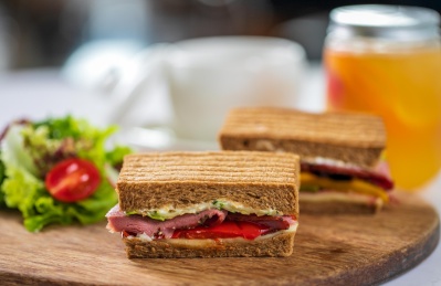 黑椒牛肉烤蔬菜大孔芝士三明治