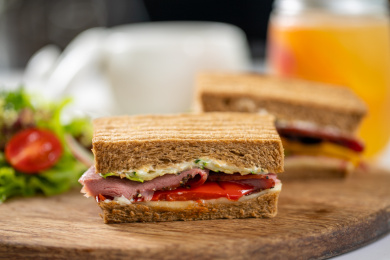 黑椒牛肉烤蔬菜大孔芝士三明治