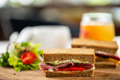 黑椒牛肉烤蔬菜大孔芝士三明治