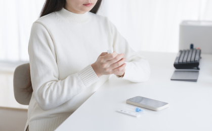 女人在拆除采样拭子的包装准备做抗原检测