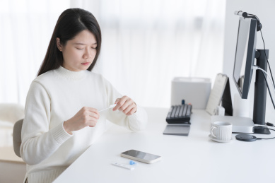 女人在拆除采样拭子的包装准备做抗原检测