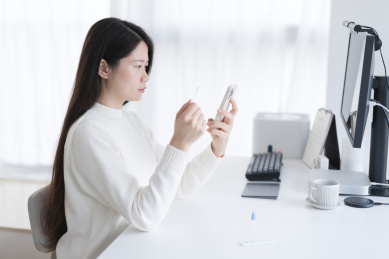 女人在看手机里的说明讲解准备做核酸自测