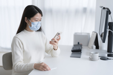 女人在使用手机上传抗原自测的结果