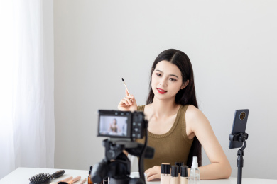 室内一名漂亮的亚洲美女在做美妆直播