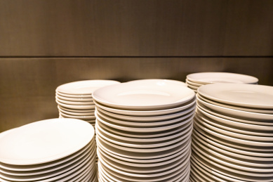 餐厅五叠白瓷盘子