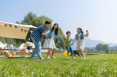 一家人在草地上开心地做游戏