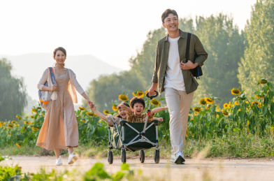 一家人在露营地游玩