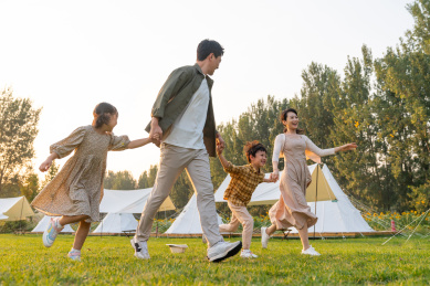 一家人在草地上排成一队