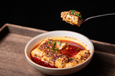 云南特色美食蒸臭豆腐特写镜头