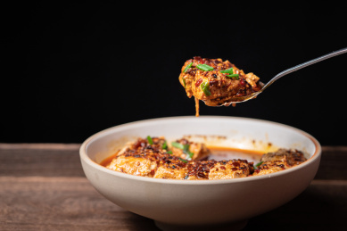 云南特色美食蒸臭豆腐特写镜头