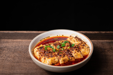 云南特色美食蒸臭豆腐特写镜头