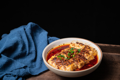 云南特色美食蒸臭豆腐特写镜头