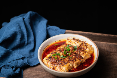 云南特色美食蒸臭豆腐特写镜头