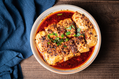 云南特色美食蒸臭豆腐特写镜头