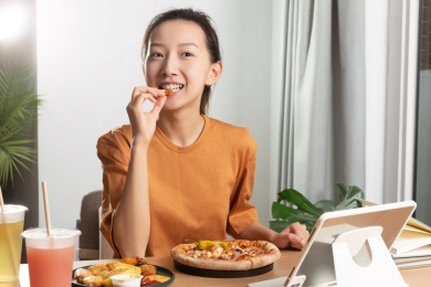 办公桌前美食的亚裔女人