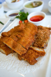 一道美味的中国菜，香酥油炸猪肉