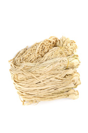 白底上的干萝卜条