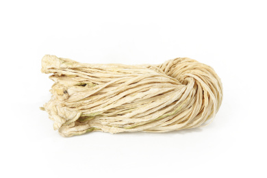 白底上的干萝卜条