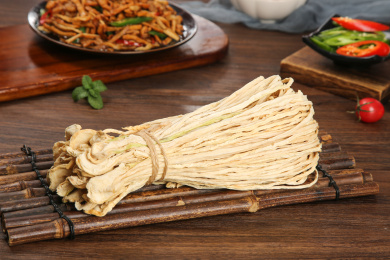 木底上的干萝卜条