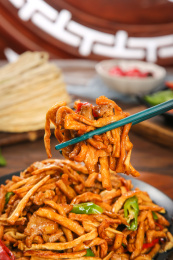 木底上的萝卜条炒肉丝