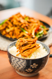 木底上的萝卜条炒肉丝