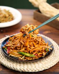 木底上的萝卜条炒肉丝