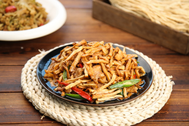 木底上的萝卜条炒肉丝