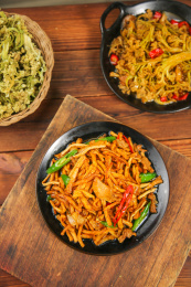 木底上的萝卜条炒肉丝