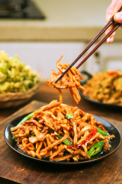 木底上的萝卜条炒肉丝