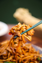 木底上的萝卜条炒肉丝