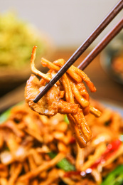 木底上的萝卜条炒肉丝