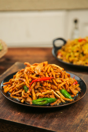 木底上的萝卜条炒肉丝