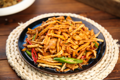 木底上的萝卜条炒肉丝