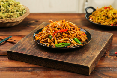 木底上的萝卜条炒肉丝