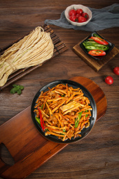 木底上的萝卜条炒肉丝