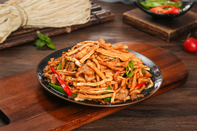 木底上的萝卜条炒肉丝