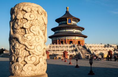 清晨的天坛祈年殿前的汉白玉望柱