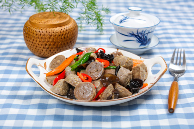 特色农家菜木耳炒牛丸