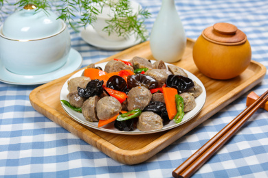 特色农家菜木耳炒牛丸