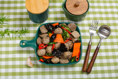 特色农家菜木耳炒牛丸