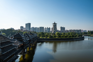 湖南长沙烈士公园跃进湖风雨桥