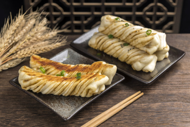 一盘传统面食粘卷子贴卷子特写