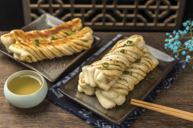 一盘传统面食粘卷子贴卷子特写