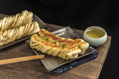 一盘传统面食粘卷子贴卷子特写