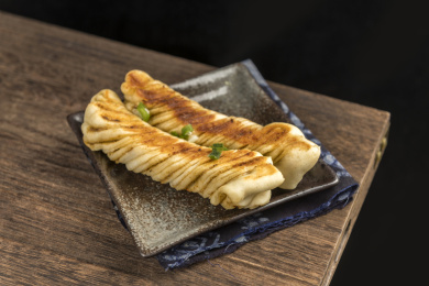 一盘传统面食粘卷子贴卷子特写