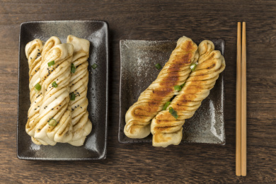 一盘传统面食粘卷子贴卷子特写